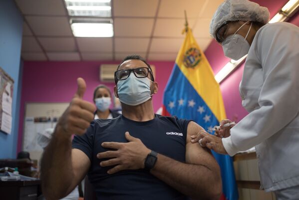 تزریق واکسن ضد کرونای  اسپوتنیک وی  در یکی از بیمارستان های کاراکاس ونزوئلا - اسپوتنیک ایران  