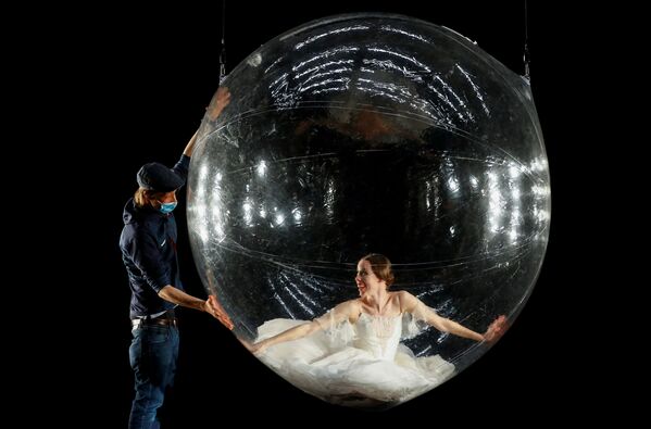 هنرمندان گروهStuttgart Ballet در حال اجرای Social Distance Stacks هنرمند فلوریانا مانرتا در آلمان - اسپوتنیک ایران  