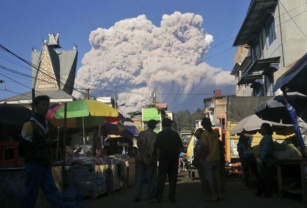 فوران آتشفشان سینابونگ اندونزی - اسپوتنیک ایران  