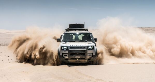 بهترین خودروی 2021 اروپا
لندرور دیفندر در بیابان نامیبیا - اسپوتنیک ایران  