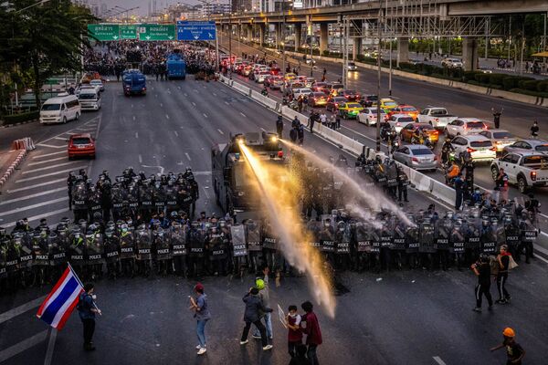 پلیس تظاهر کنندگان را در بانکوک، تایلند متفرق می کند - اسپوتنیک ایران  