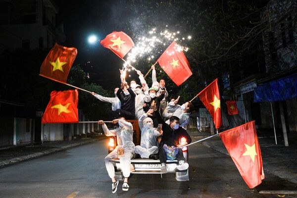 مردمان محلی بخاطر پایان فاصله اجتماعی در شهر چی لی، استان های دئونگ، ویتنام مراسم جشن برپا می کنند. - اسپوتنیک ایران  