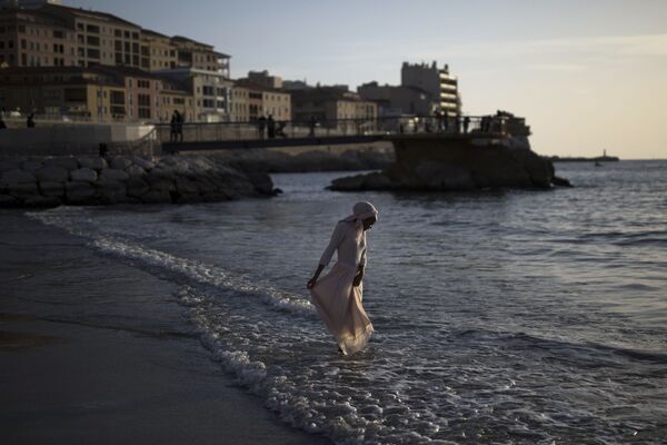 دختری در ساحل دی کاتالان در مارسی، فرانسه - اسپوتنیک ایران  