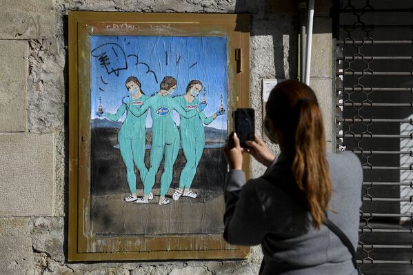 گرافیتی «سه واکسن» از هنرمند ایتالیایی تی بوی در بارسلون - اسپوتنیک ایران  