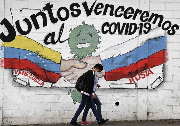گرافیتی از پرچم های ونزوئلا و روسیه و نوشته «ما با همیم» در کاراکاس - اسپوتنیک ایران  