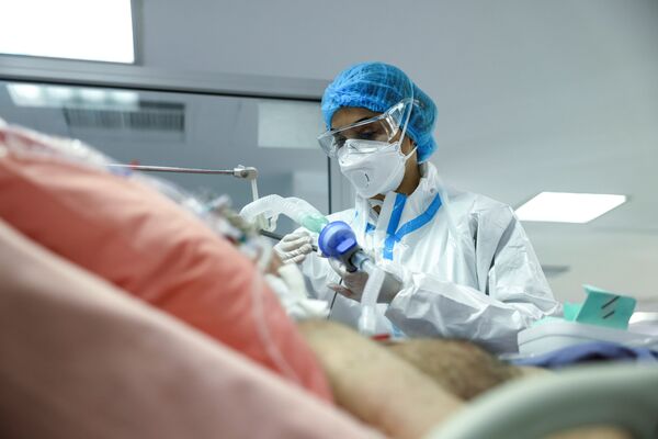 پرستار و بیمار در بیمارستانی در آتن یونان - اسپوتنیک ایران  