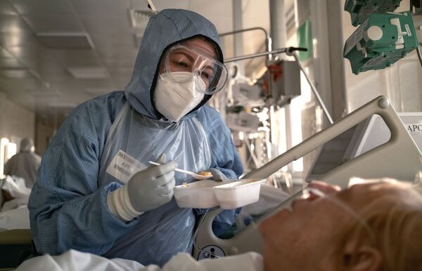 پرستار در حال غذا دادن به بیمار در بیمارستانی در مسکو - اسپوتنیک ایران  