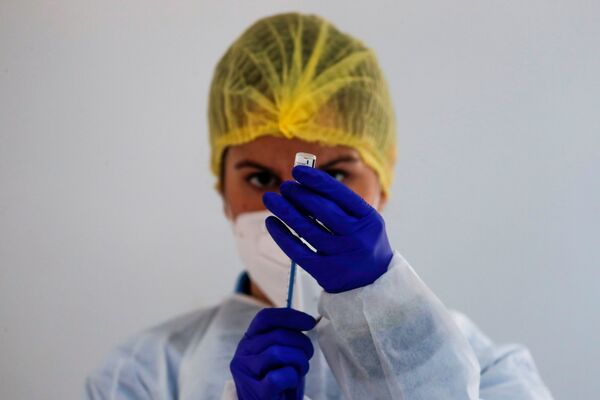 کادر پزشکی در اسپانیا دوز واکسن فایزر را آماده می کند - اسپوتنیک ایران  