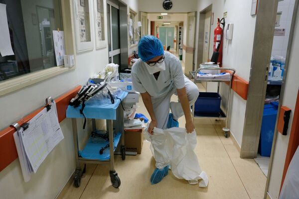 پرستار قبل از رفتن به دیدن بیماران کرونایی در لیسبون پرتغال - اسپوتنیک ایران  