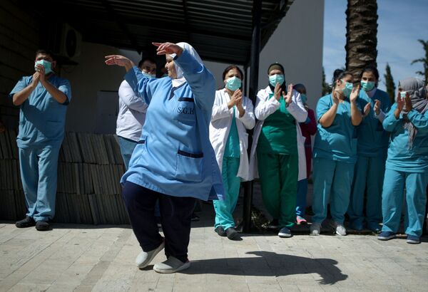 کادر بیمارستانی در لبنان برای سرگرم کردن بیماران مسن می رقصند 
 - اسپوتنیک ایران  