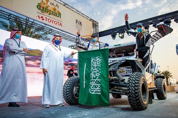 دانیا عقیل، اولین زن سعودی در مسابقات بین المللی رالی
مسابقه جهانی الشرقیه باجا 2021 عربستان سعودی - اسپوتنیک ایران  
