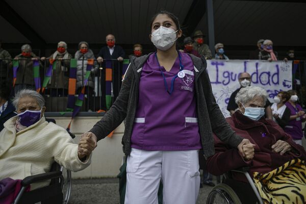 پرستار در خانه سالمندان در مراسم روز جهانی زن در اسپانیا - اسپوتنیک ایران  