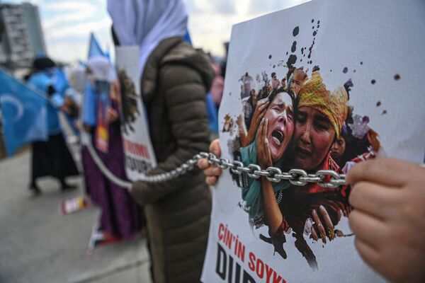 اعضای اقلیت مسلمانان ایغور در تظاهرات روز زن در استانبول ترکیه - اسپوتنیک ایران  
