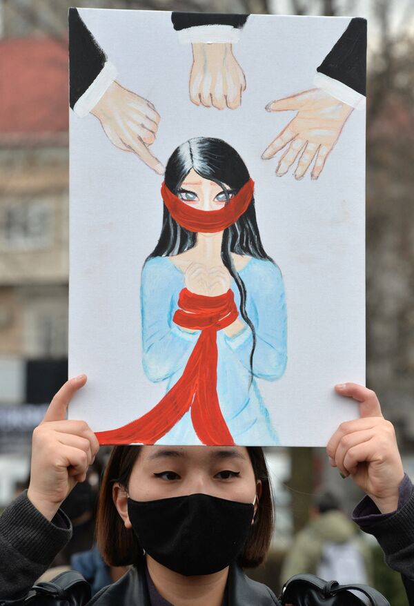 دختران در راهپیمایی روز زن در بیشکک قرقیزستان - اسپوتنیک ایران  