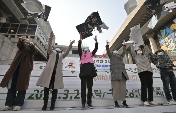 فعالین کره جنوبی در راهپیمایی روز زن در سئول - اسپوتنیک ایران  