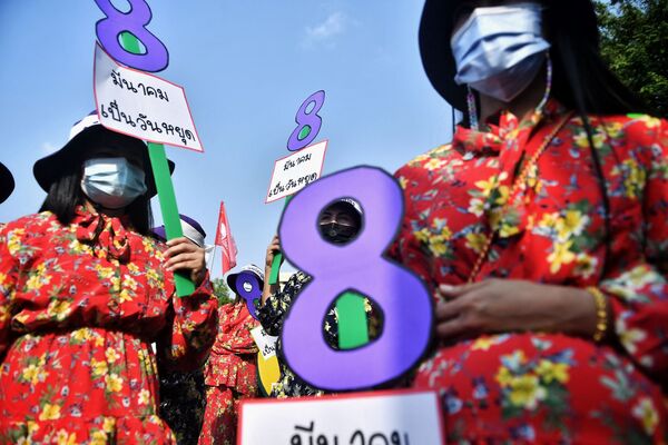 اعضای حزب کار در راهپیمایی روز زن در بانکوک - اسپوتنیک ایران  