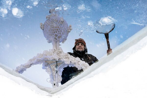 اولین گالری تابلوهای نقاشی زیر یخ‌های دریای سفید - اسپوتنیک ایران  