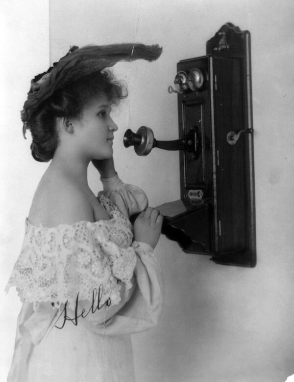 دختری در حال صحبت با تلفن ، سال ۱۹۰۵ - اسپوتنیک ایران  