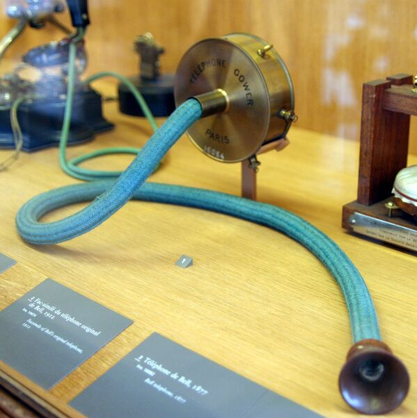 کپی تلفن اصلی الکساندر بل در موزه هنر پاریس - اسپوتنیک ایران  