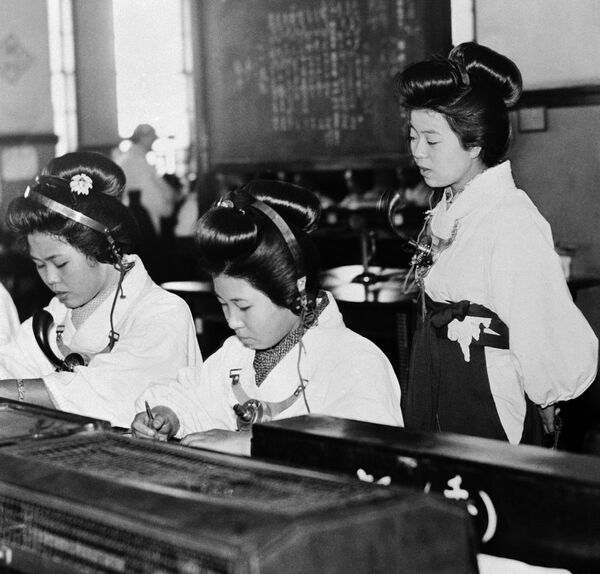 دختران ژاپنی در ساختمان تلفنخانه مرکزی سال ۱۹۳۷ - اسپوتنیک ایران  
