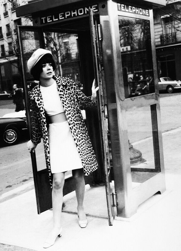 مدل در کیوسک تلفن در پاریس ، سال ۱۹۶۹ - اسپوتنیک ایران  
