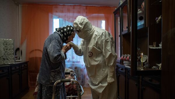 کشیش با بیمار مبتلا به کووید ۱۹ در خانه اش ملاقات می کند - اسپوتنیک ایران  