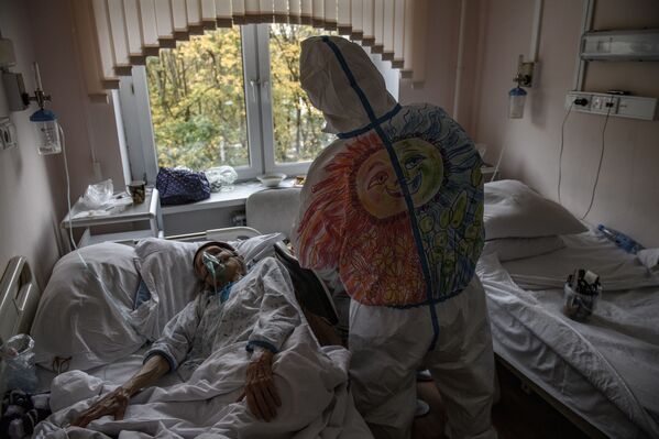 داوطلب در حال مراقبت از بیمار کرونایی در مسکو  - اسپوتنیک ایران  