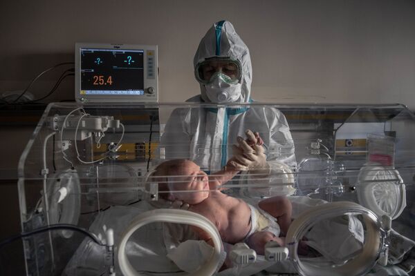 کادر پزشکی و کودک تازه متولد شده در بیمارستان بیماران کرونایی در مسکو - اسپوتنیک ایران  