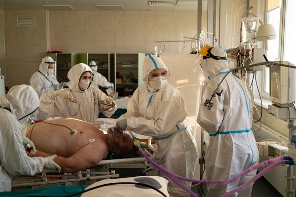 پزشکان در حال درمان بیمار در مسکو - اسپوتنیک ایران  