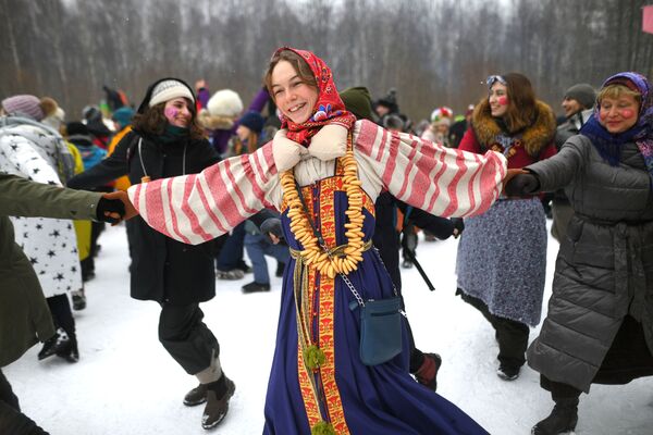در روز جشن ماسلنیتسا، در روسیه ادمک‌های چوبی با صورتی از جنس حصیردرست کرده و در روز آخر ماسلنیتسا آنرا آتش می‌زنند. آتش زدن بانو ماسلنیتسا در واقع نماد پایان زمستان است.  - اسپوتنیک ایران  
