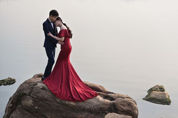 زوج چینی در مراسم عروسی در ووهان  - اسپوتنیک ایران  
