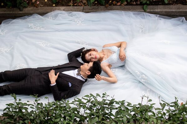 زوج در حال عکاسی در شانگهای - اسپوتنیک ایران  