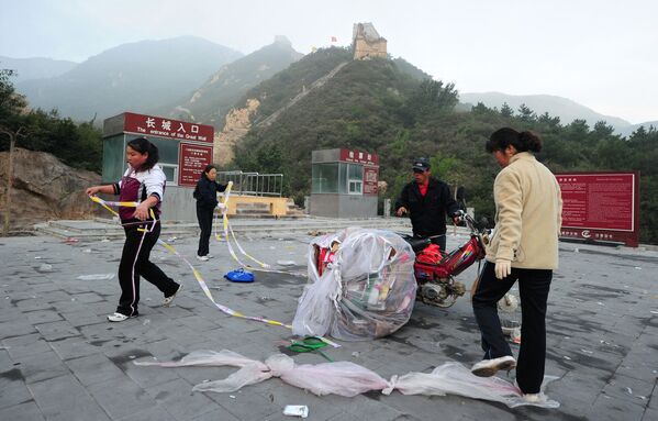 ساکنین محلی زباله ها را در بخشی از دیوار چین جمع می کنند - اسپوتنیک ایران  