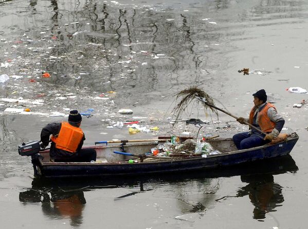 کارگران زباله را از کانالی در پکن جمع می کنند - اسپوتنیک ایران  
