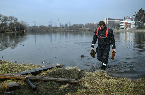 کارمند امداد و نجات در حال تمیز کردن دریاچه ای در مسکو - اسپوتنیک ایران  