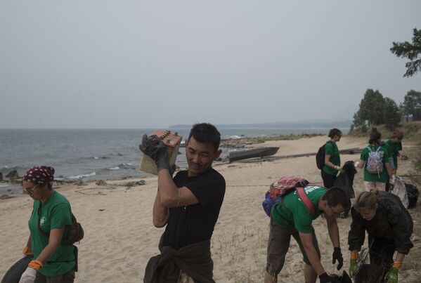 داوطلبین در ساحل بایکال مشغول تمیز کردن - اسپوتنیک ایران  