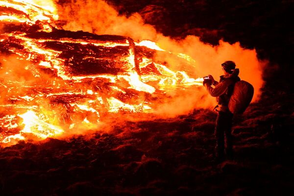 فوران آتشفشان شبه جزیره ریکیان در جنوب -غرب ایسلند - اسپوتنیک ایران  