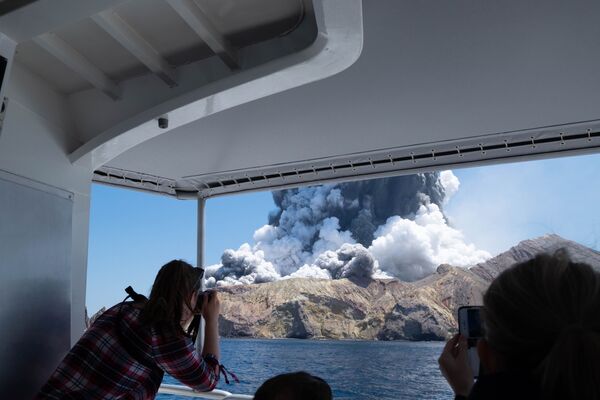 توریست مشغول عکس گرفتن از آتشفشان در نیوزیلند - اسپوتنیک ایران  