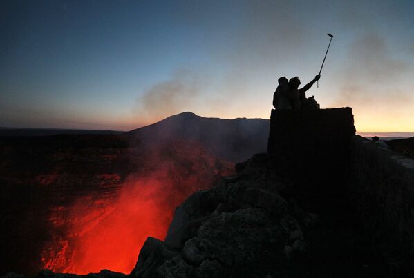 توریست ها مشغول تماشای آتشفشان در نیکاراگوئه - اسپوتنیک ایران  