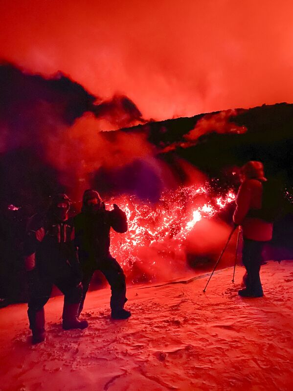 توریست ها مشغول تماشای آتشفشان در کامچاتکا روسیه - اسپوتنیک ایران  