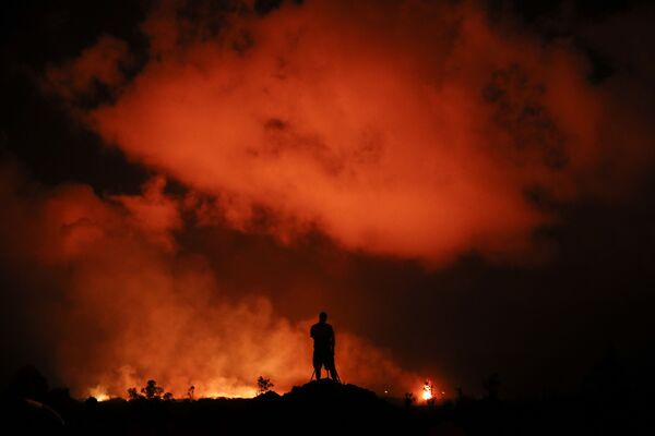 عکاس مشغول عکس گرفتن از آتشفشان در هاوایی - اسپوتنیک ایران  
