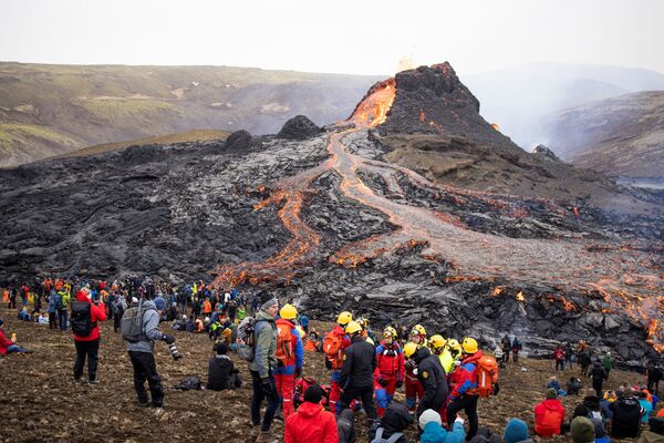 مردم در محل آتشفشان در ایسلند - اسپوتنیک ایران  
