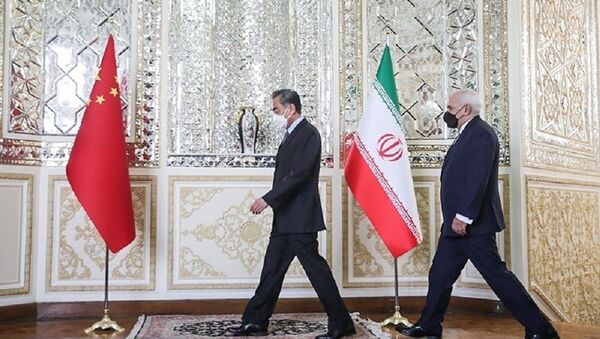 محمد جواد ظریف، وزیر امور خارجه ایران و وانگ ایی، عضو شورای دولتی و وزیر امور خارجه جمهوری خلق چین - اسپوتنیک ایران  