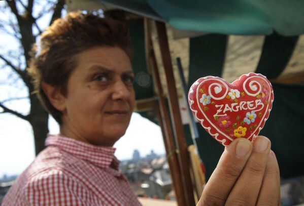 زنی که نان شیرینی زنجفیلی لیسانسر کرواسی را در دست دارد، زاگرب - اسپوتنیک ایران  