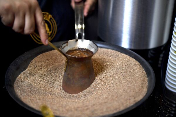 آماده کردن قهوه ترک توسط باریستای مکزیکی، مکزیکو سیتی  - اسپوتنیک ایران  