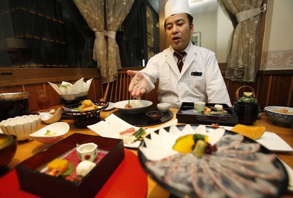 آشپز از منوی رستوران ژاپنی Irimoya Bettei در توکیو می‌گوید - اسپوتنیک ایران  