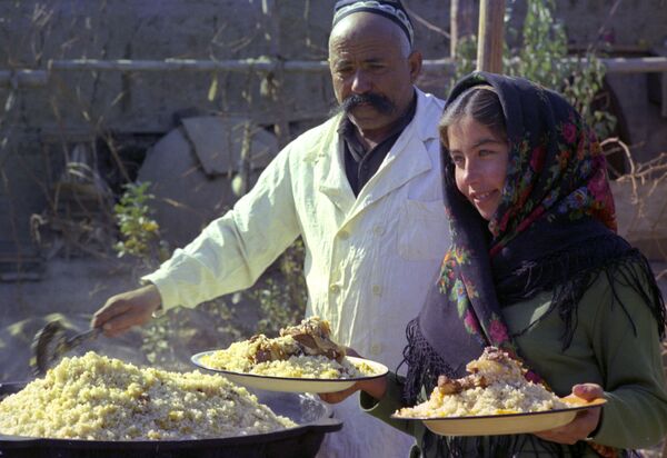 طبخ پلو ازبکستانی در خیابان خیوا، ازبکستان - اسپوتنیک ایران  