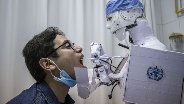 Робот берет анализ на коронавирус в одной из больниц Египта - اسپوتنیک ایران  