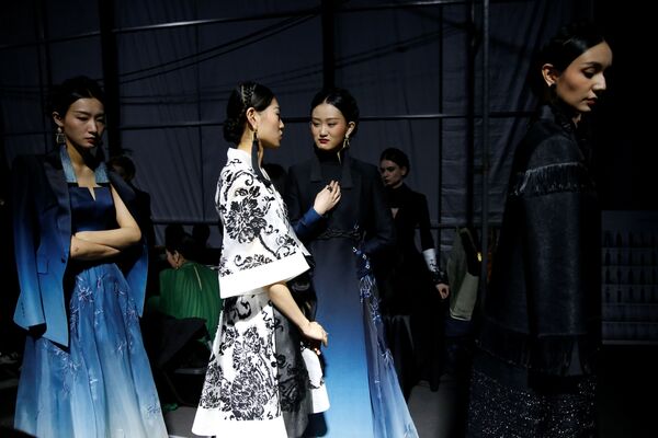 مدل ها در حال نمایش در هفته مد چین در پکن - اسپوتنیک ایران  