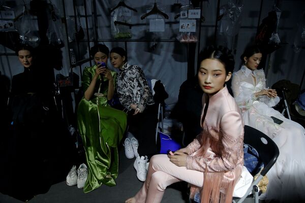 مدل ها پشت صحنه نمایش در هفته مد چین در پکن - اسپوتنیک ایران  